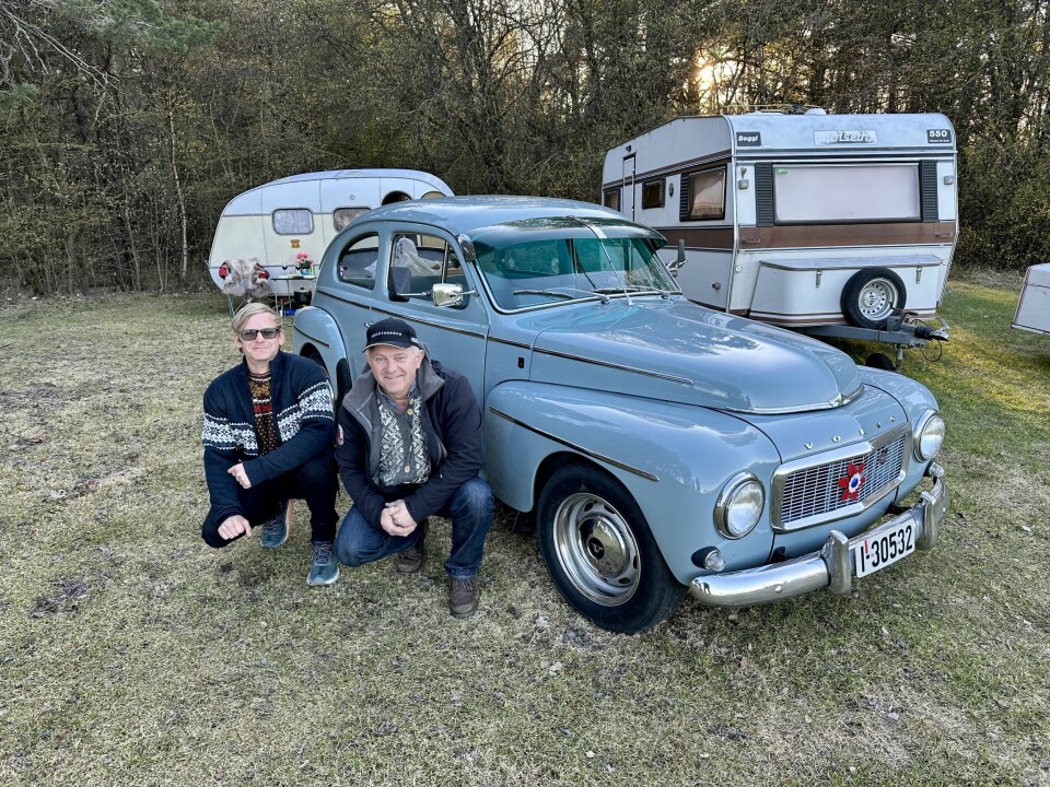VOLVO-VENNER: Kristoffer Jørgensen Beraas og far Asbjørn Jørgensen har solid trekkraft i Volvo PV når campingvogn-klassikeren skal med på tur.