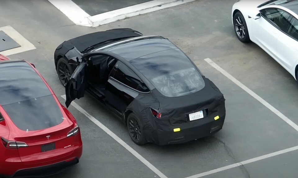 PÅKLEDT: Bildet skal vise den kommende versjonen av Tesla Model 3 og er hentet fra en lekket video.