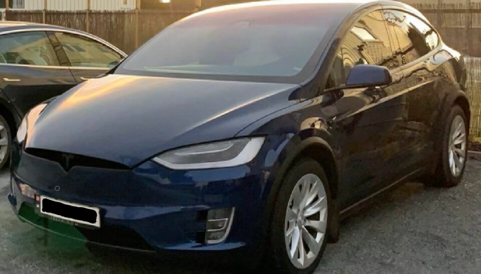 BILEN: Dette er Teslaen som kostet nåværende eier 615.000 kroner, men som eieren nå er tilkjent 827.000 kroner for, pluss saftige forsinkelsesrenter.