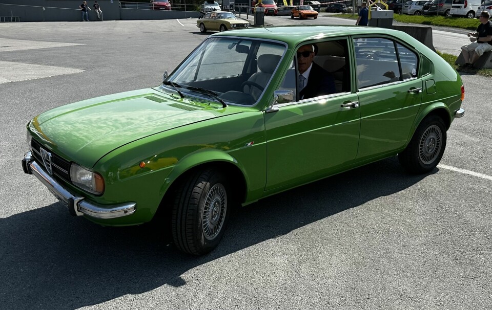 MANGFOLD: Det italienske biltreffet hos Autovia i Bærum samler alle slags biltyper og antrekk. T-skjorten viser en Fiat 127 (1971–1983), og den grønne på bildet under er en litt større Alfa Romeo Alfasud (1971–1989).