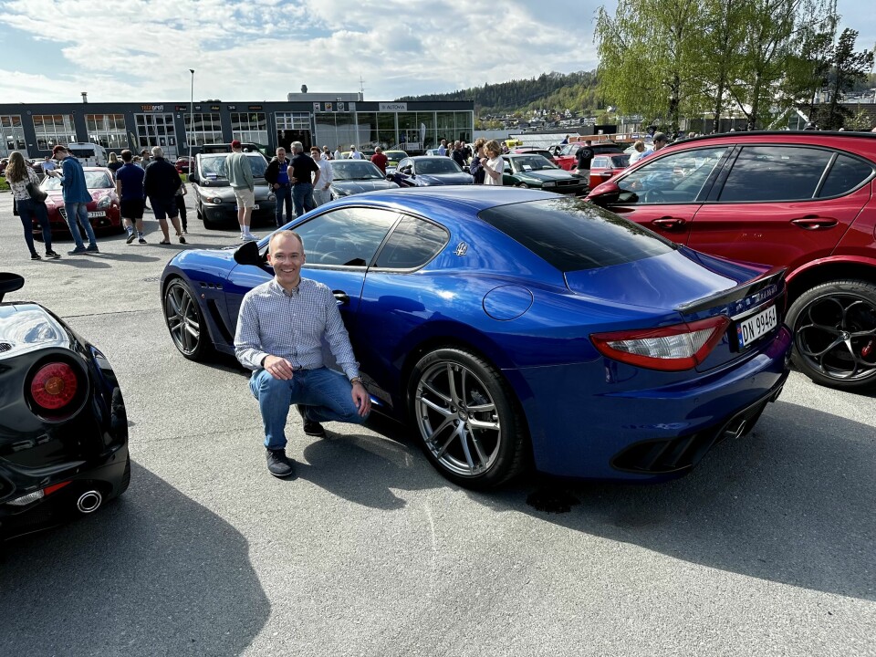 BLÅTT TIL LYST: Alexander Karlsen ivrer for flere medlemmer i Norsk Maserati Klubb og deler gjerne den intense gleden over Gran Turismo MC Stradale med alle som vil se.