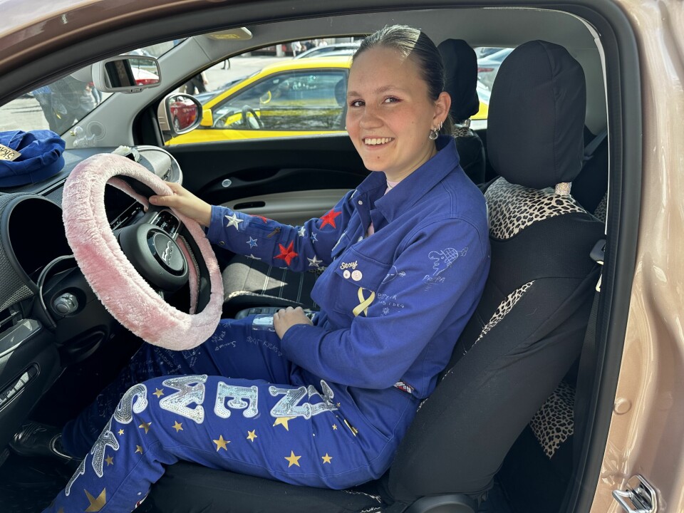 RATTATATA: Andrine Lunewski kjører rosa ratt-trekk til gullrosa Fiat 500 e. Hun gleder seg ellers til å kvitte seg med de midlertidige setetrekkene når russetiden er over: Under venter de originale, hvite skinnsetene.