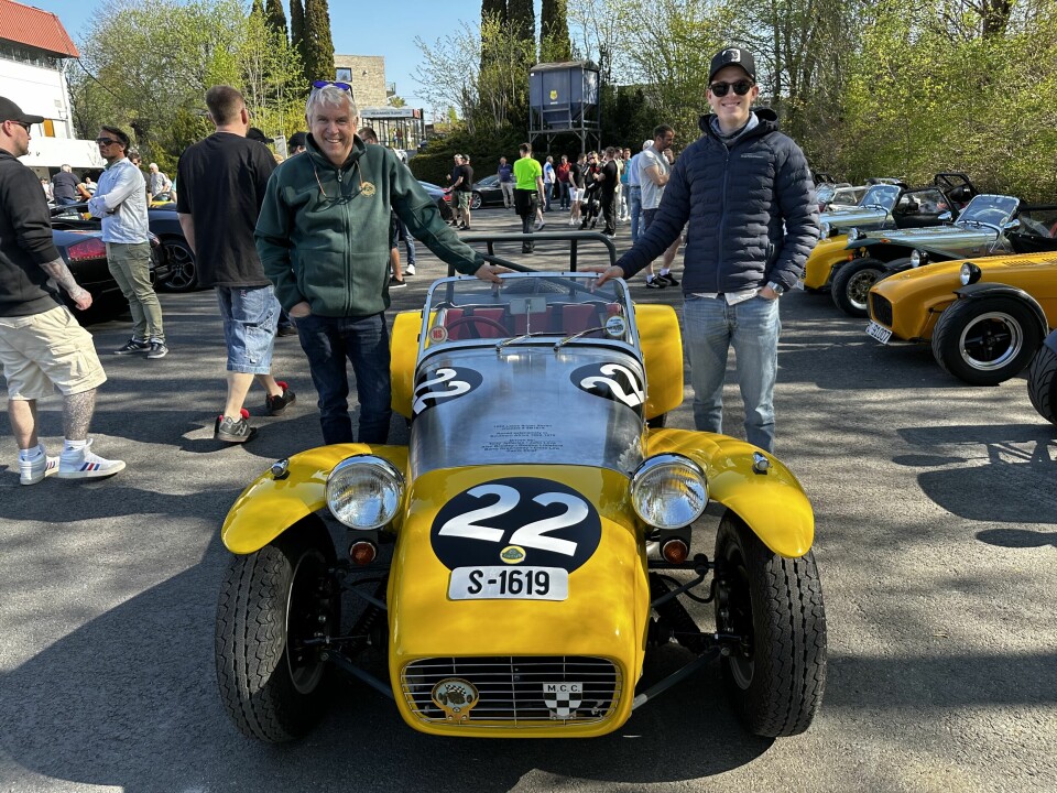 TOSOMHET: Patrik og Daniel Ekløf får akkurat plass i de minimale setene i Lotus Seven Series II.