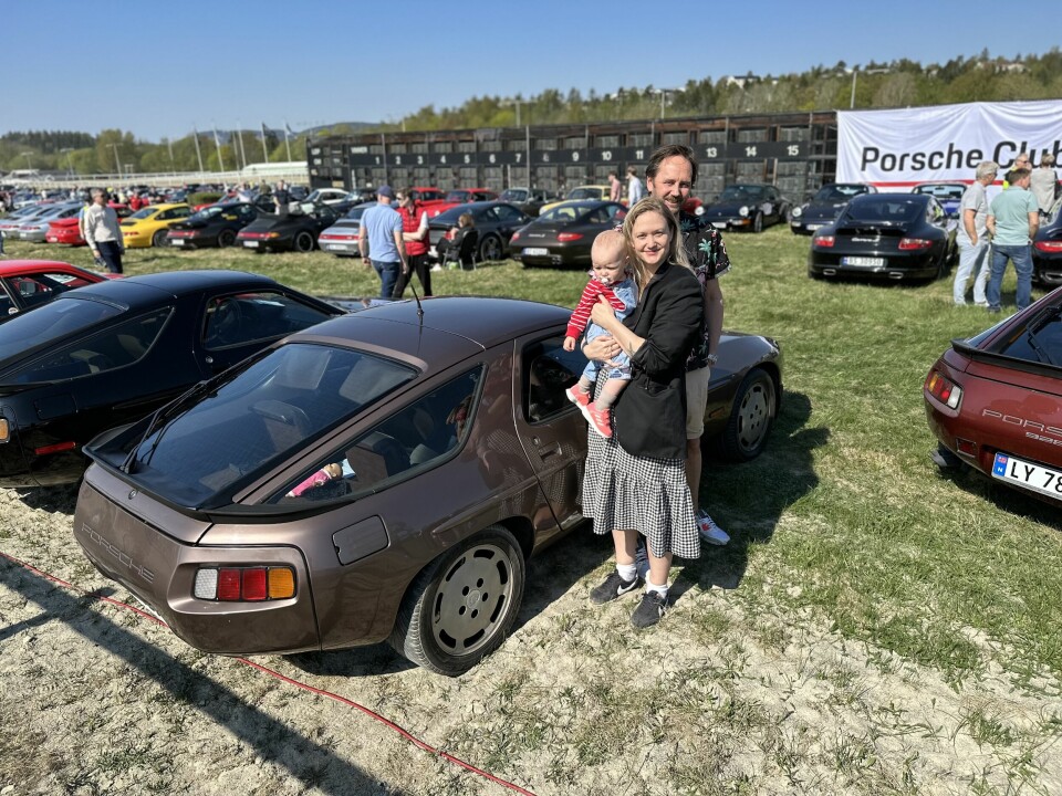 PORSCHE-TRO: Monica Doreen Welsvik, datteren Frida og mannen Sondre Husby Rostad blant hundrevis av ulike Porscher.