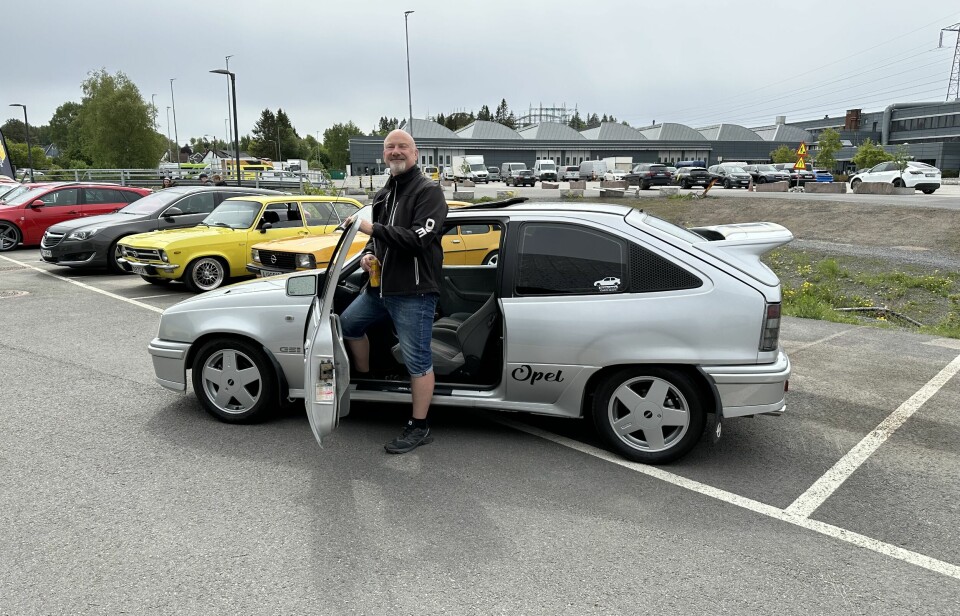 SØLVREV: Opel Kadett GSi er en komplett bil med krefter og utstyr Finn Larsen trenger for å kjøre lange strekk gjennom Sommer-Norge.