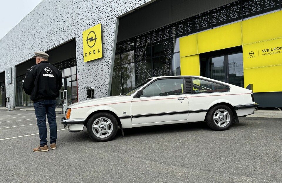 LANGSTRAKT: Jens Smedstad (med Opel-ryggen til) har vedlikeholdt Opel-gløden hver dag siden han ble pensjonert fra jobben hos merkeimportøren.