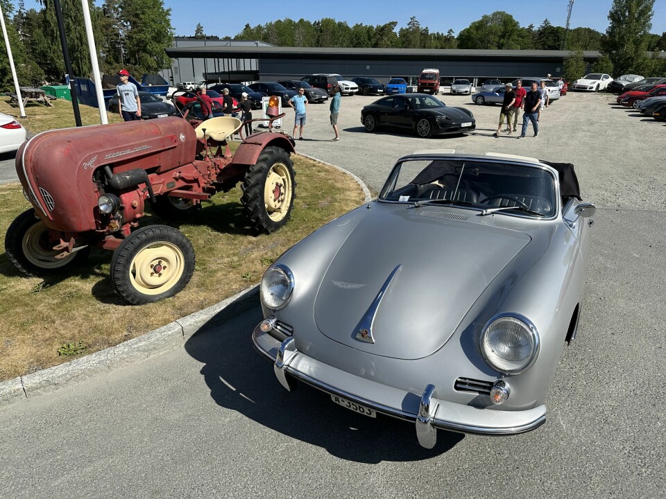 TRAKTORVENN: Porsche har både bygget traktorer og sportsbiler – og Porsche Center Son stiller ut eksempler på begge kategorier på treffet. Ove Østerud har mekket på denne sølvgrå – og andre 356-skapninger.