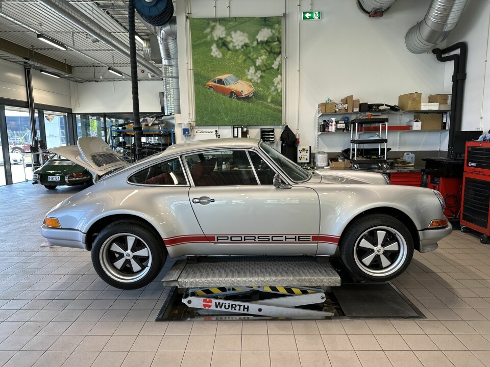 VERKSTEDVISITT: I forbindelse med treffet er besøk i verkstedhallen lov, hvor blant annet en spesialrigget Porsche 911 får pleie.