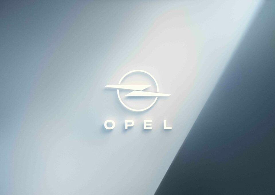 VISER EL-RETNING: Symbolet i midten heter selvsagt lyn/«blitz» på Opel-språk, men selskapet kaller hele konstruksjonen, med sirkelen, et «kompass».