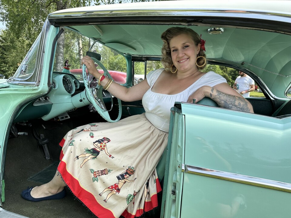 BASSENGTURKIS: Maren Kristine Madsen beviser at 1957 var et fargasterkt år – med sin tvers igjennom turkise Chevrolet Bel Air.