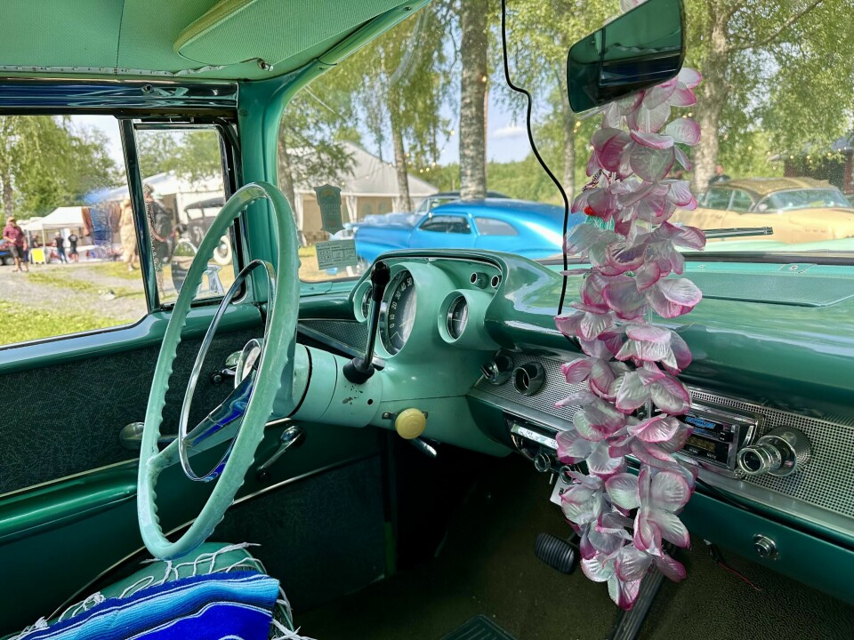 INTERIØR-REPORTASJE: Chevrolet Bel Air var fra før overlesset med detaljer, men tåler i tillegg ekstra stæsj som denne blomsterkransen – som regnes som typisk for livsstilen på Hawaii.