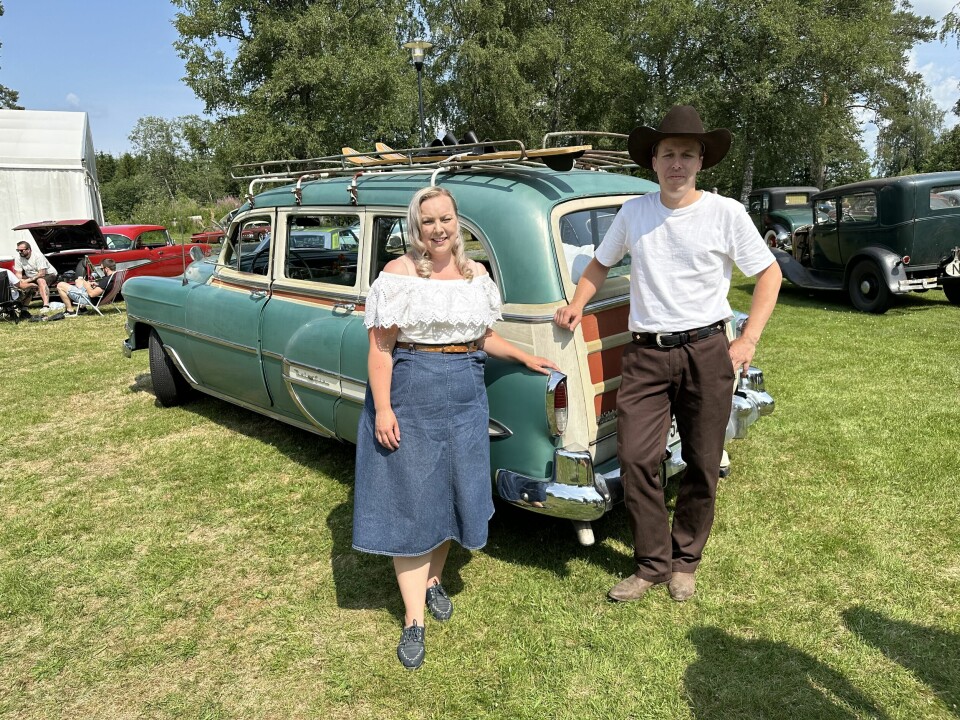 STASJONSVOGN FOR TO: Linnéa og Thor Søbakken kan frakte et utall passasjerer i sin 1954-modell Chevrolet.