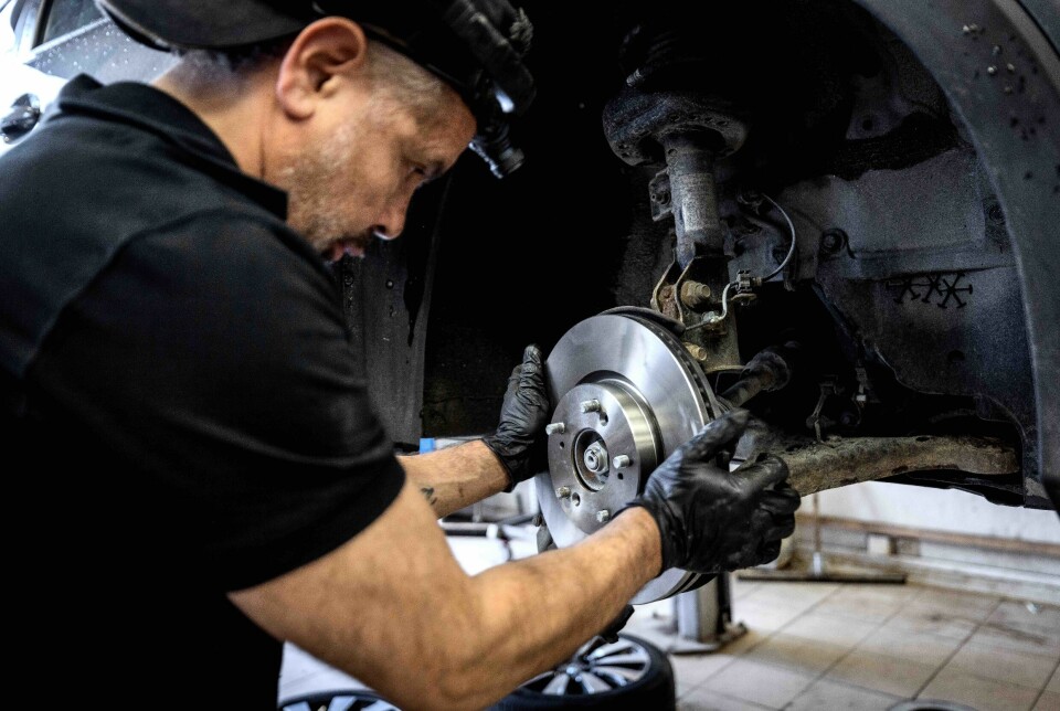 SOM NYTT: Bilmekaniker Rikardo Maturana skrur på nye bremseskiver.