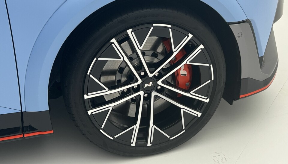 STORE HJUL: 21-toms felger med dekk i dimensjonen 275/35 og forsterkede bremser med kledelige calipere i rødt.