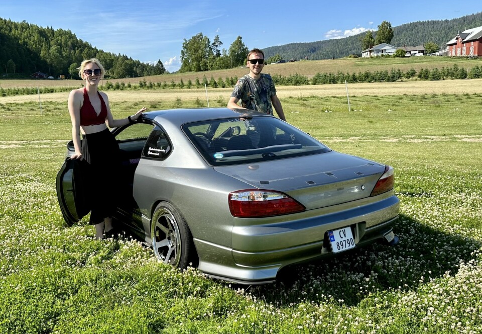 BAKTANKER: Villemo Emilie Nordmo Bjerknes og Sebastian Knapperholen har en av Norges sjeldneste biler: Nissan Silvia S15 er blant flere japanske spesialmodeller som har vært hyppig brukt i bilspill, film og annen moro.