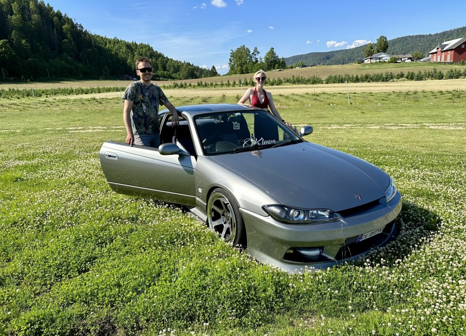 BLOMSTERBARNA: Sebastian Knapperholen og Villemo Emilie Nordmo Bjerknes blomstrer ombord i sin Nissan Silvia S15, en japaner de fleste bare har sett på skjerm.