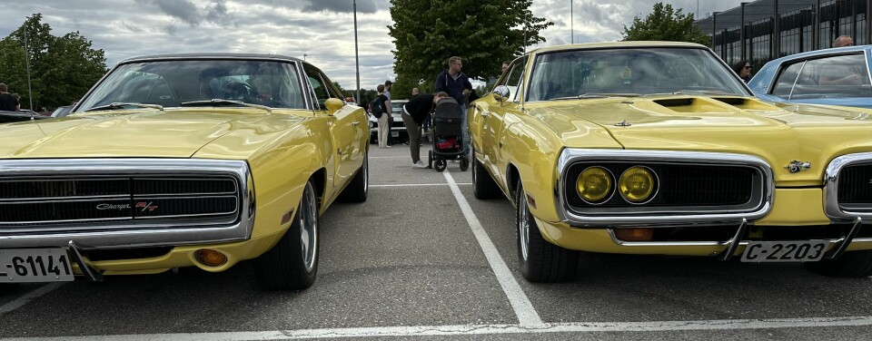 FESJÅ: Frekke farger, lyder og lukter blandes friskt når Lillestrøm inviterer til fest. Øverst: En rød Chevrolet impala fra 1959. Nederst til venstre: Dodge Charger R/T. Til høyre: Dodge Coronet Super Bee.