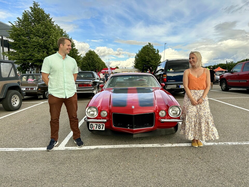 TOSIDIG SAK: Marit og Ole Christian Raasok fra Rælingen omfavner en Chevrolet Camaro RS/SS, hvor det dekorerte panseret skjuler en 5,7 liter V8 -motor med ekstra futt fra fabrikk.