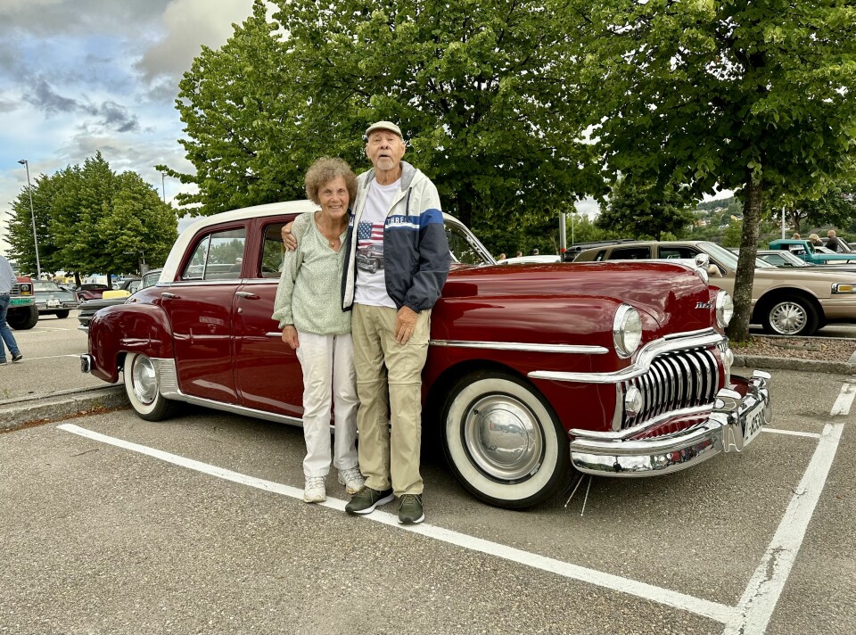 SJELDEN JUVEL: Ella Olaug Lien og Dagfinn Strømstad gjør Lillestrøm nysgjerrig ved å stille i et annerledes merke enn amcar-entusiaster flest. DeSoto ble markedsført av Chrysler-konsernet og ble nedlagt allerede i starten av 1960-årene.