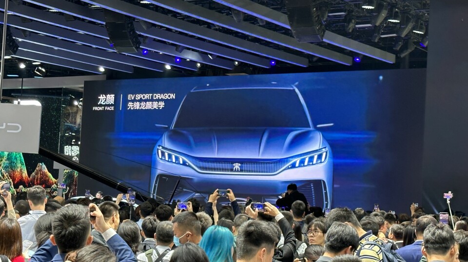 NY BIL! Et tallrikt og ivrig publikum fulgte BYDs presentasjon av nye modeller under bilutstillingen i Shanghai i april.