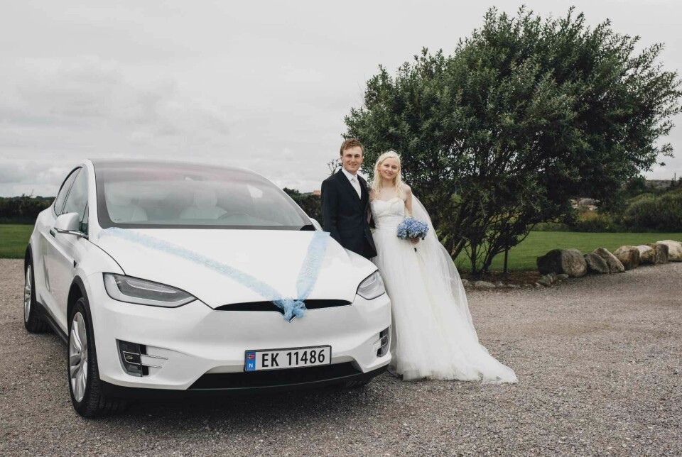 JA VI ELSKER: Vegard og Eline Gjersdal Sverdrup erfarte at elbil til bryllupskjøring ble en god start på ekteskap med laaaaang rekkevidde.
