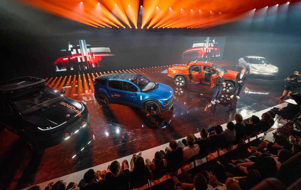 FIRE NYE: Henrik Fisker på scenen i natt med fire nye bilmodeller under Fiskers «Product Vision Day» i California.
