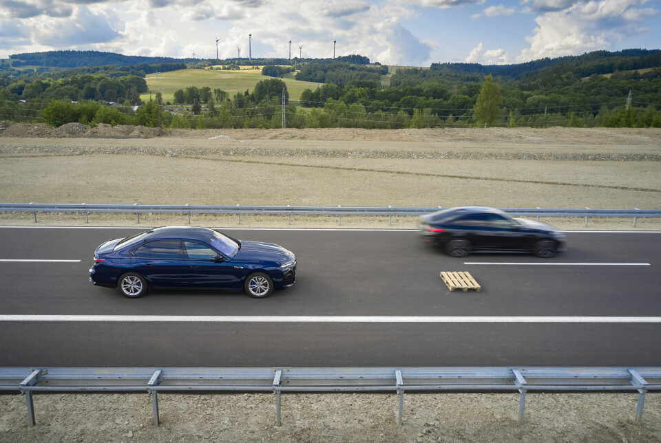 NESTEN PÅ PALLEN: Hindringer i veien kan styres utenom – eller bringe bilen til full stans.