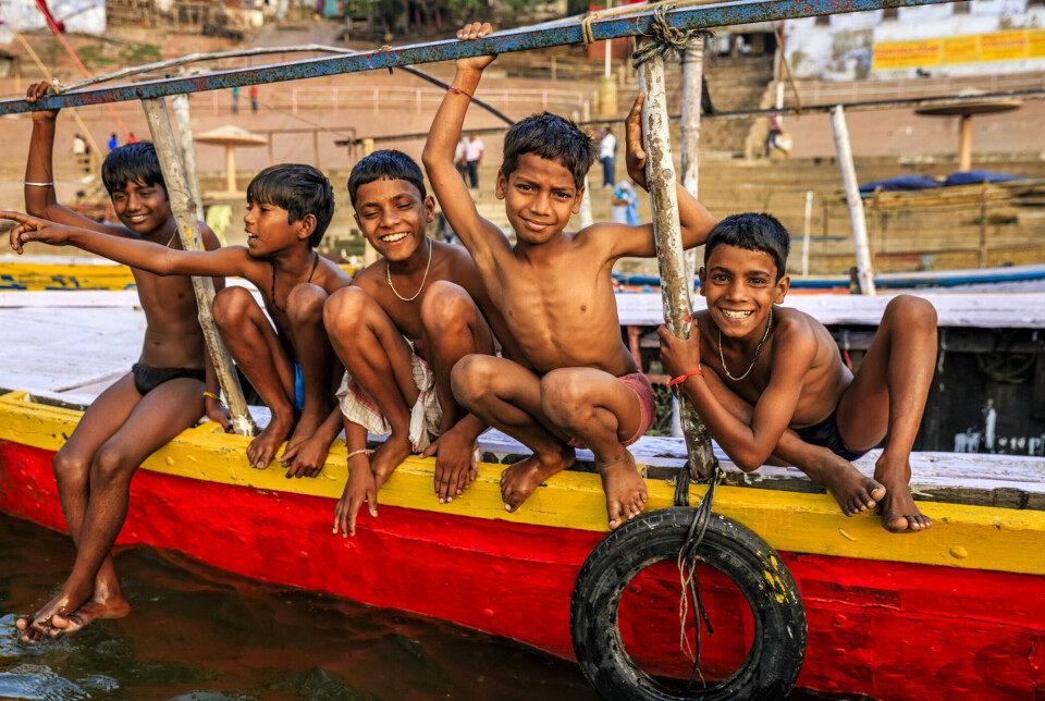 GUTTA BOYS: De unge guttene rekker en morgendukkert i Ganges før skoleklokka ringer.