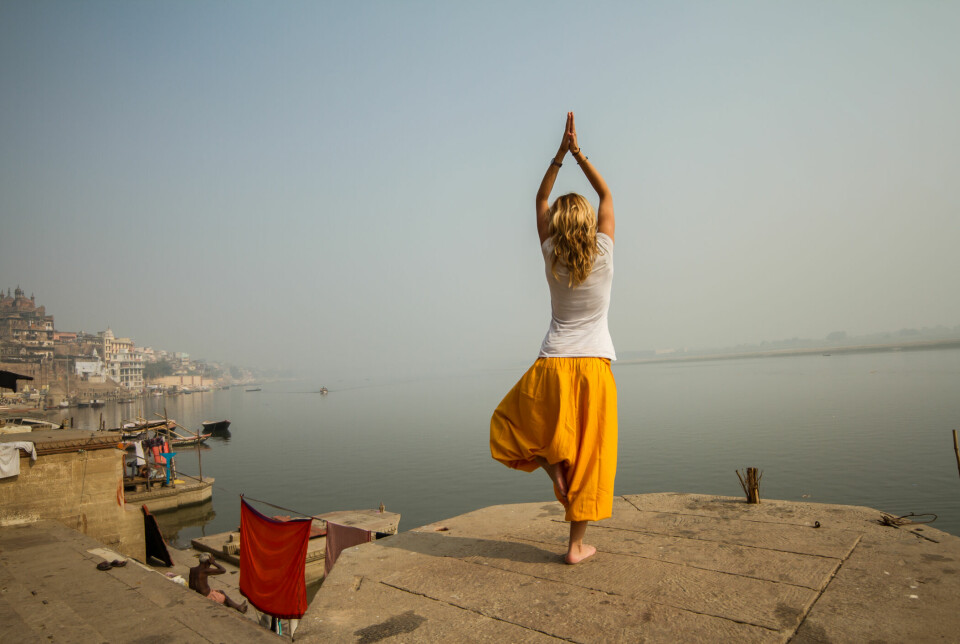 ØVELSE GJØR MESTER: Langs elvebredden er det nok av muligheter til å praktisere yoga-kunnskapene, som en ung kvinner her gjør i Varanasi.