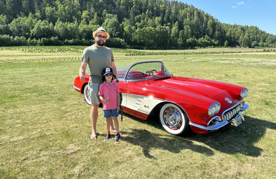 RØD RUGG: Jan Erik Nilsen og sønnen Milo farter rundt i en 1960-modell Chevrolet Corvette med fargekombinasjon som frekker opp den allerede obskønt deilige linjeføringen.