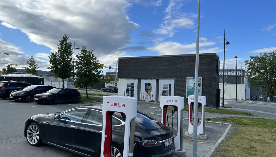 BILLIGST: Teslas ladestasjon på Lade i Trondheim er billigst i Norge, med en pris på 2,05 kr/kWt. Recharge-laderen i bakgrunnen tar 6,99 kr/kWt for lynlading.