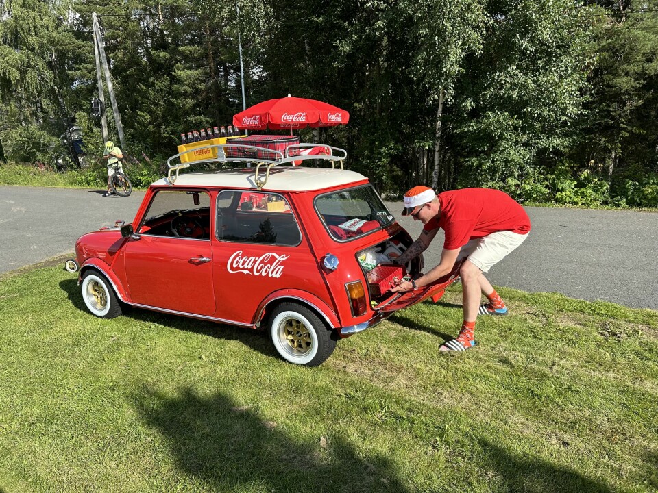 BOKSÅPNER: Cola-Minien til Lars Ola Rindseter heter @colaboksen på Instagram og er eneste i sitt slag på Dombås – og kanskje i hele Norge.