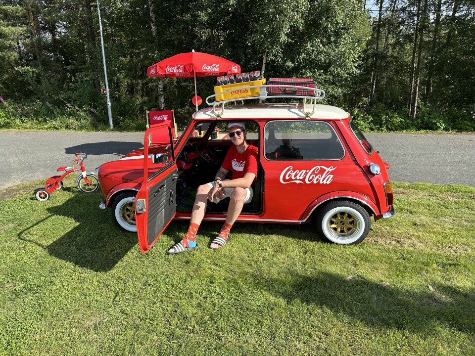 FARGESTERK: Dombås-mannen Lars Ola Rindseter tok utgangspunkt i en rød Mini for å lage et Coca-cola univers verden knapt har sett maken til.