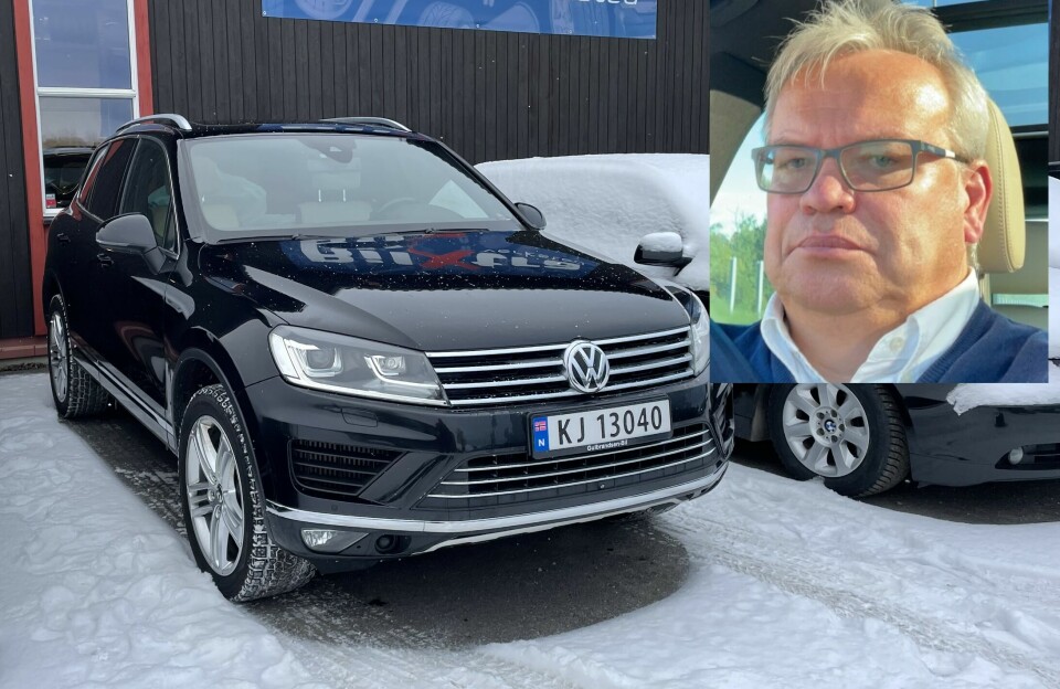 TAPTE PENGER: Morten Hasås satte bilen sin igjen her, utenfor bilforhandlerens lokaler på Hamar. (Bilxtra-verkstedet, hvis logo kan skimtes, er kun en nabo og har ingenting med denne saken å gjøre.)