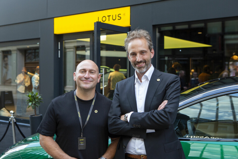 KLAR FOR NORGE: Christian Hem, som har ansvar for Lotus-virksomheten i Norge, med Niels de Gruijter.