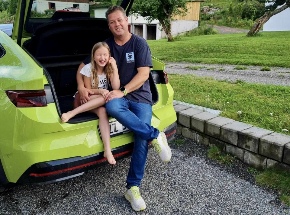 BAKTANKE: Marius Lidsheim og datter Celina er enige om at man blir gladere av sterke farger. Far følger opp med skolisser i samme kulørskala som familiens Skoda Enyaq.
