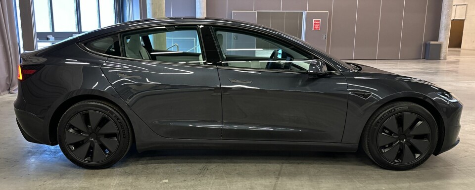NY FARGE: Med oppgraderingen kommer Model 3 nå også i fargen «Stealth Grey», her med 18-toms hjul.