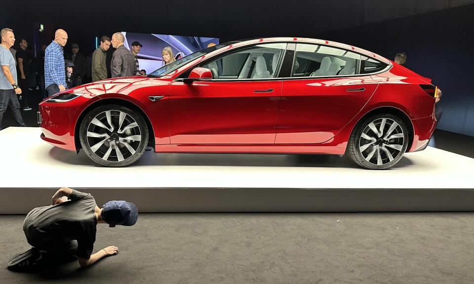 VERDENSPREMIERE: For første gang fikk publikum se den nye versjonen av Tesla Model 3 – under en godt besøkt jubileumsfest på Lillestrøm fredag.