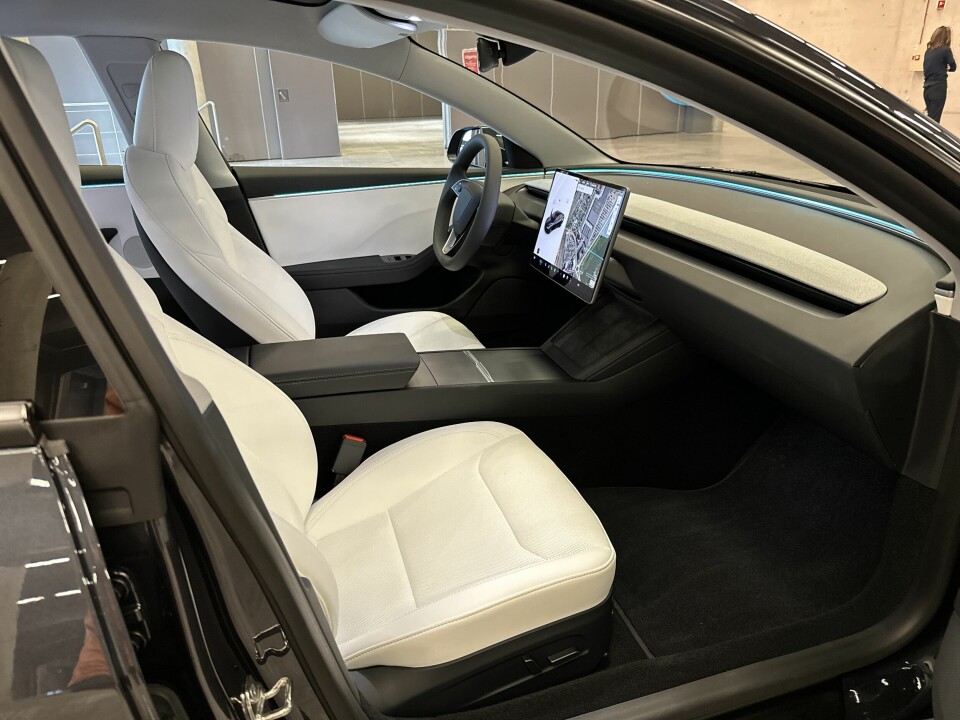 SVART STANDARD: De første bilene Tesla viste under verdenspremieren har hvite seter, men svart er standard.