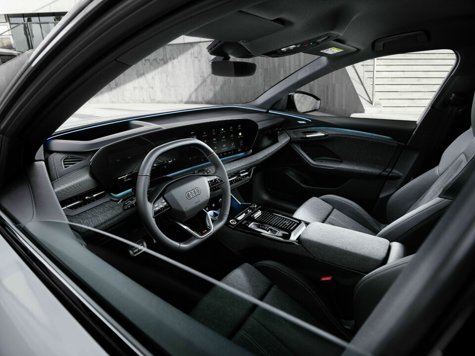 AUDI Q6 E-TRON: Det er det indre som teller. Og nå viser omsider Audi hva det faktisk betyr på deres nye Q6 e-tron. Dette er første Audi på PPE-plattformen – og med E3-arkitekturen på elektronikken. Lær deg navnene, for de vil gå igjen på andre modeller fra konsernet. – Vi lever i de mest spennende tidene noensinne for bildesign, så dette er tiden for de modige og kreative til å stille innovative spørsmål og forlate opptråkkede stier, sier Audis designsjef Marc Lichte, uten at førsteinntrykket tyder på at det er selveste fremtiden vi møter i Q6. Men forsetepassasjeren har fått egen skjerm, og head up-displayet er løftet minst ett hakk.