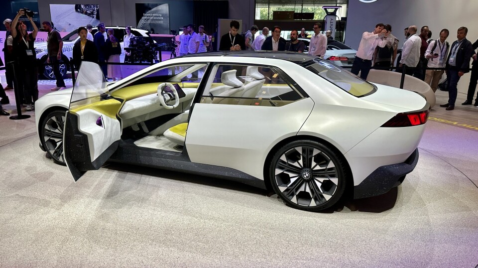 BMW NEUE KLASSE: Den hittil siste konseptversjonen av BMWs Neue Klasse, en serie elbiler i ulike segmenter som lanseres fra 2025. Rekkevidden vil ligge på 700 km og oppover. Les om Neue Klasse-satsingen – og hvilke modeller vi først kan vente oss.