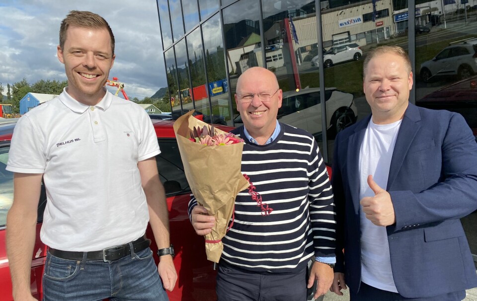 GLAD: En fornøyd Jan Tore Vespestad sammen med Marius Hummelvoll, selger av Kia i Melhus Bil (t.v.) og kommunikasjonssjef i Kia, Christian Lagaard.