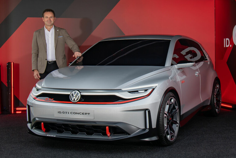 SPORTSSJEF: Volkswagens toppsjef Thomas Schäfer med ID.GTI Concept, som blir vist frem på München-utstillingen.