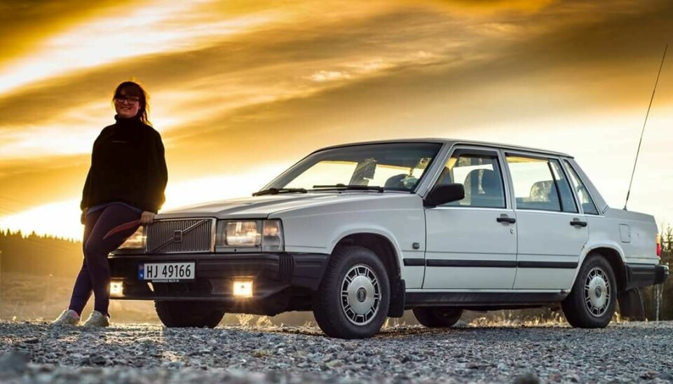 VOLVO FOR VOKSNE: Gjennomsnittsalderen på Volvo-kjøpere, da denne 740-en ble solgt ny, var skyhøy. Med sine 33 år mer enn halverer Volvo-entusiast Charlotte Dalen den rekorden.