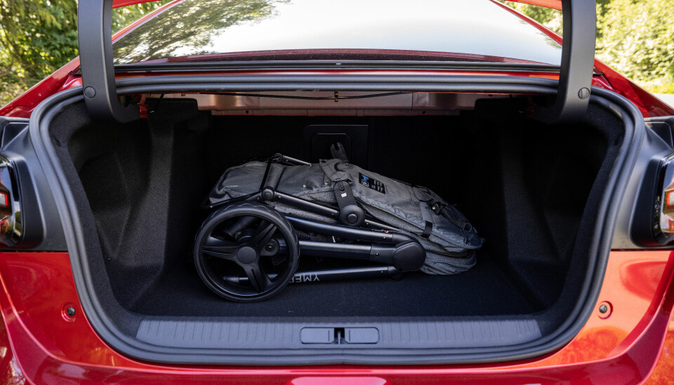 Large: 510 liters of luggage volume is on par with larger cars, and there's plenty of space around the stroller.  But most other cars with a slightly more SUV look also have cargo space that reaches the roof.