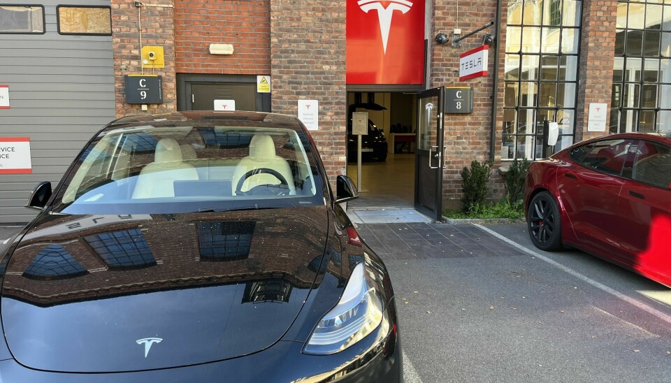 PARKERT: Bilen sto parkert ved Teslas lokaler på Skøyen i Oslo.