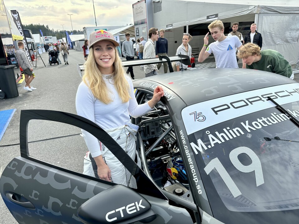 STILLE FØR STORMEN: Racingfører Mikaela Åhlin Kottulinsky, som er @mikaelaakottulinsky på Instagram, virker mer avslappet enn noen – rett før hun skal konkurrere på Rudskogen.