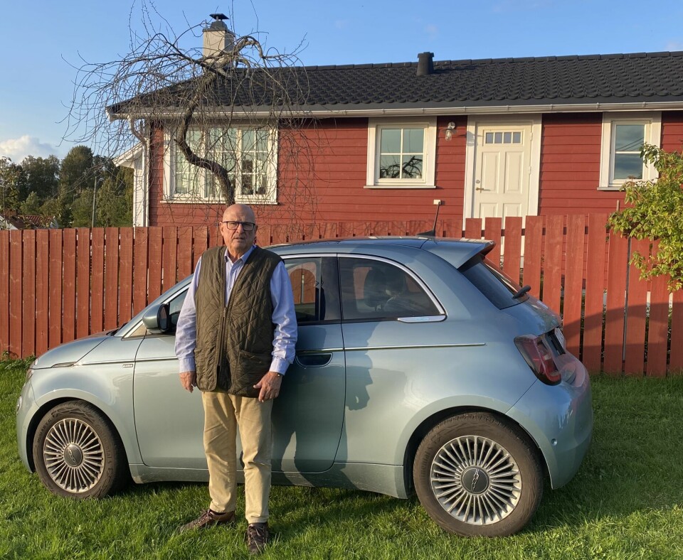 ONE-TOO-MANY-PARK: Bjørn Havnes satte ikke pris på regningen fra Onepark. Her er han med sin Fiat 500e.