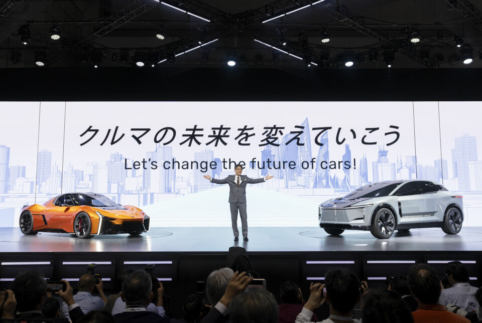 FREMTIDEN, SNART: Toyota-sjef Koji Sato på scenen i Tokyo med to elektriske konseptmodeller, FT-Se (t.v.) og FT-3e.