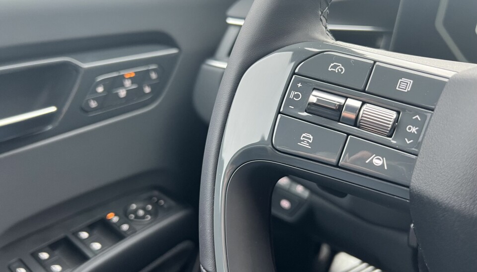 IKKE OPTIMALT: Fartsholderen aktiveres med knappene på rattet. Den fungerer ikke bra nok på svingete veier. I kjent Kia/Hyundai-stil er det også knotete å deaktivere filholder og selvkjøring.